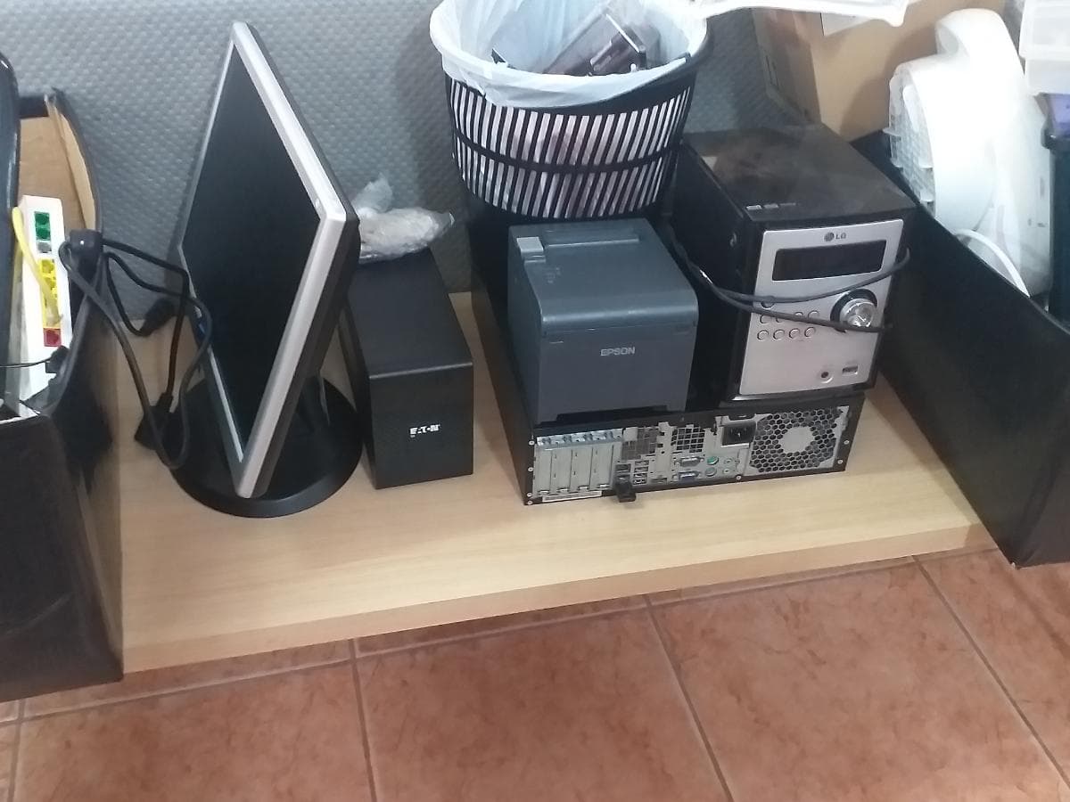 Mobiliário Expositor · Material Informático — imagem 1