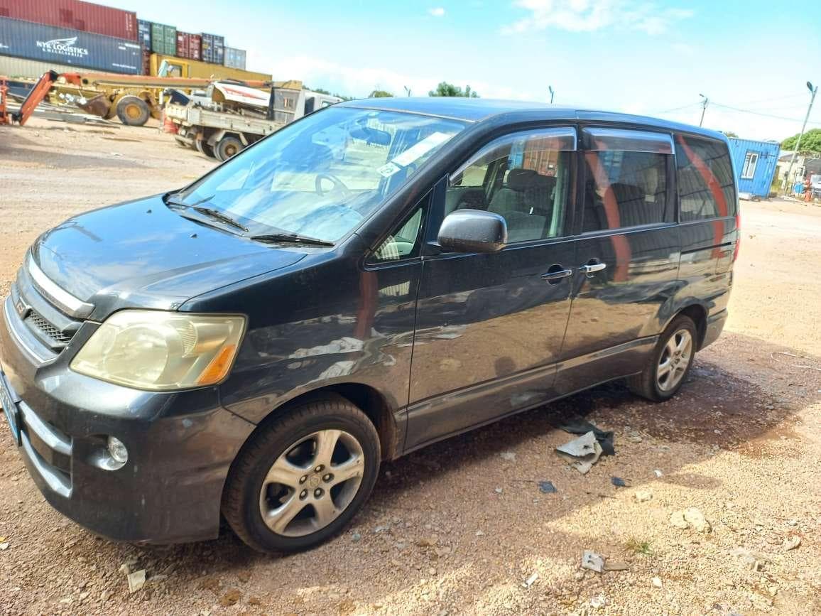 Toyota Noah · — imagen 4