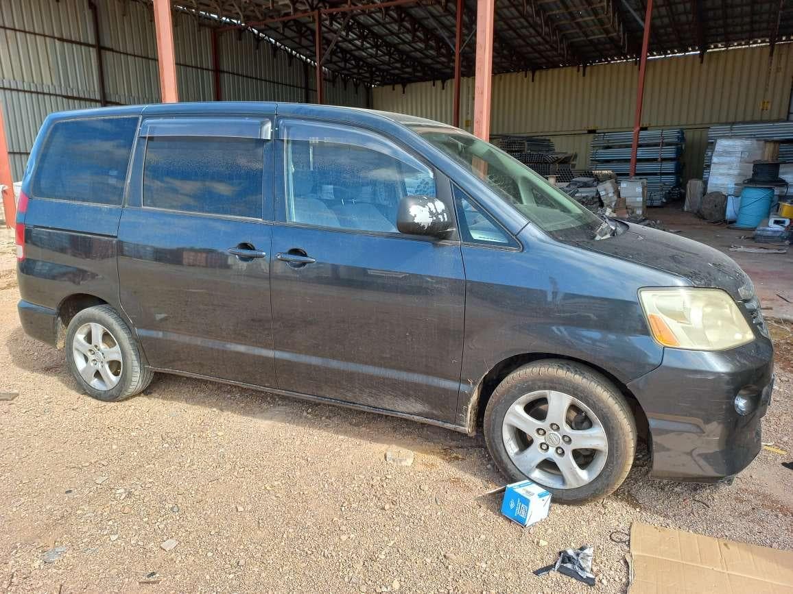 Toyota Noah ·