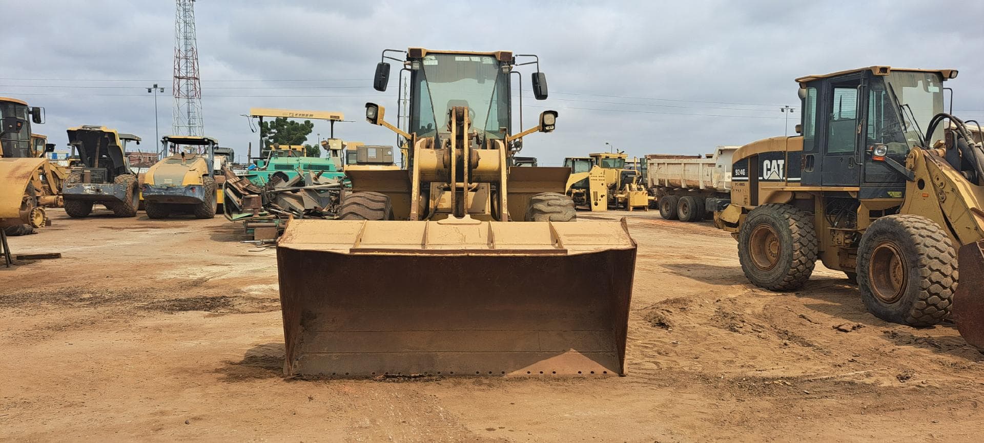 Pá Carregadora CATERPILLAR 938G · Viana — imagem 5