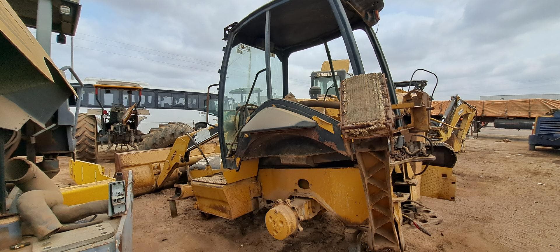 Retroescavadora CATERPILLAR 416E · Viana — imagen 2