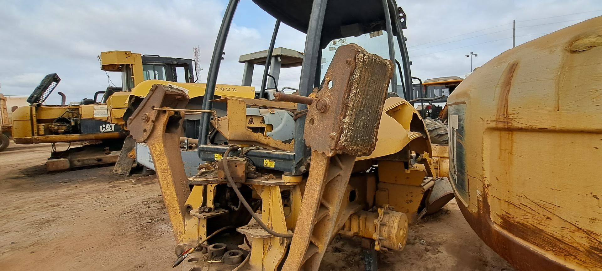 Retroescavadora CATERPILLAR 416E · Viana — imagen 3