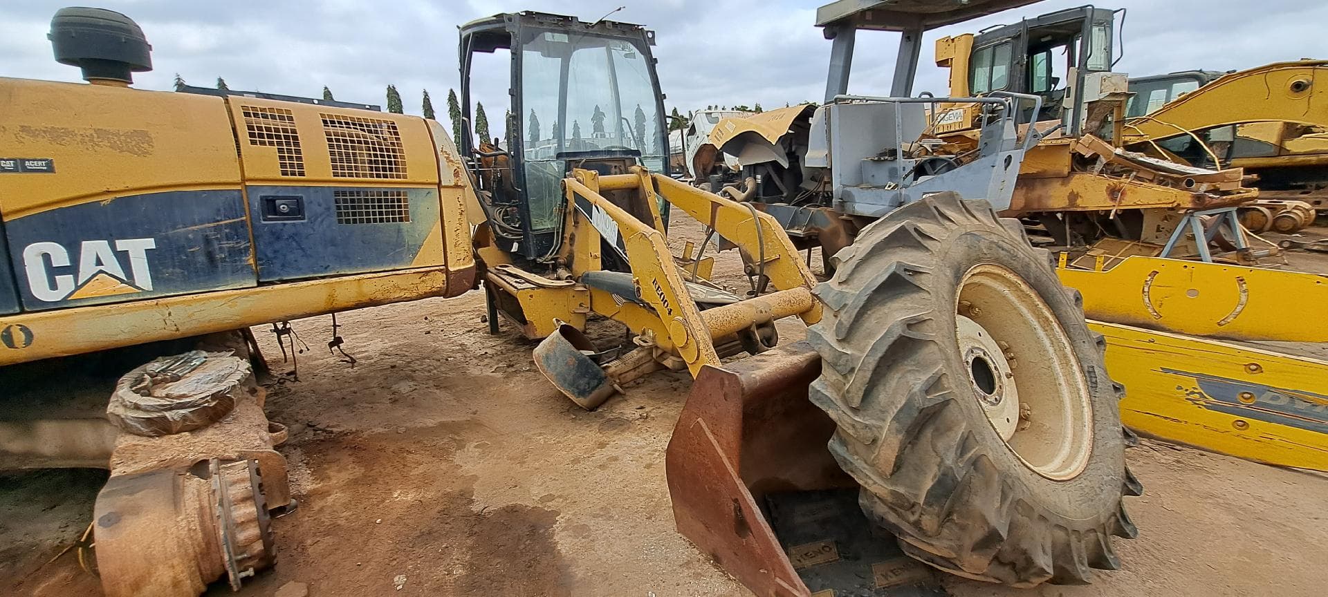Retroescavadora CATERPILLAR 416E  · Viana