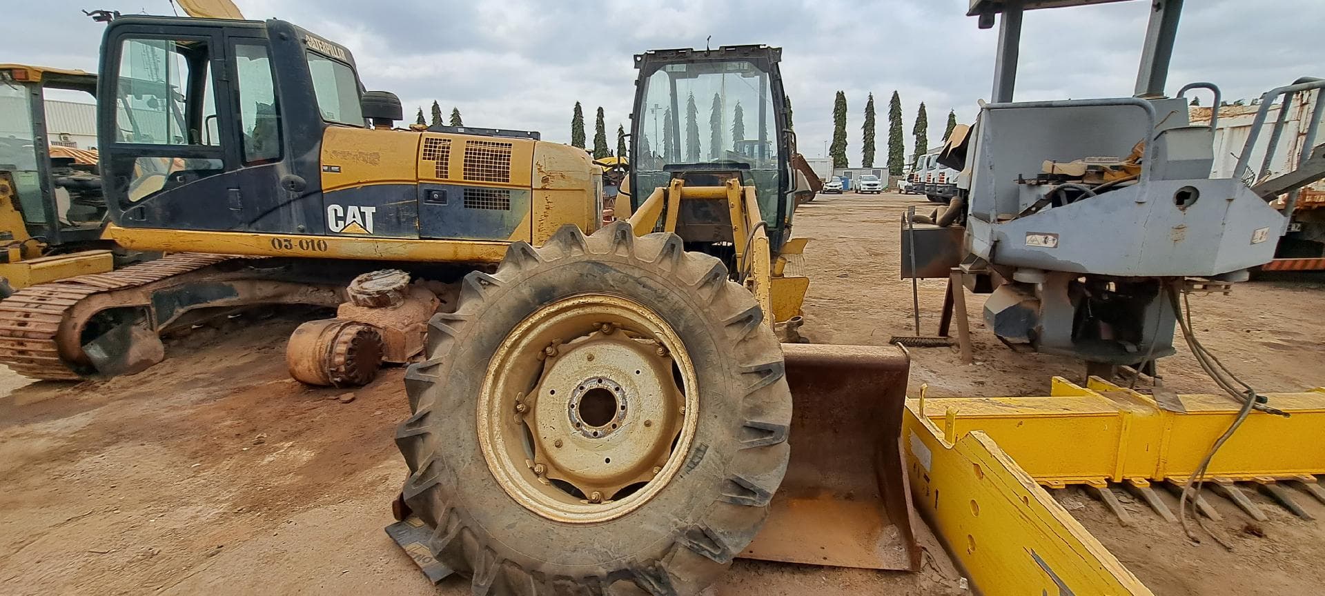 Retroescavadora CATERPILLAR 416E · Viana — imagen 4