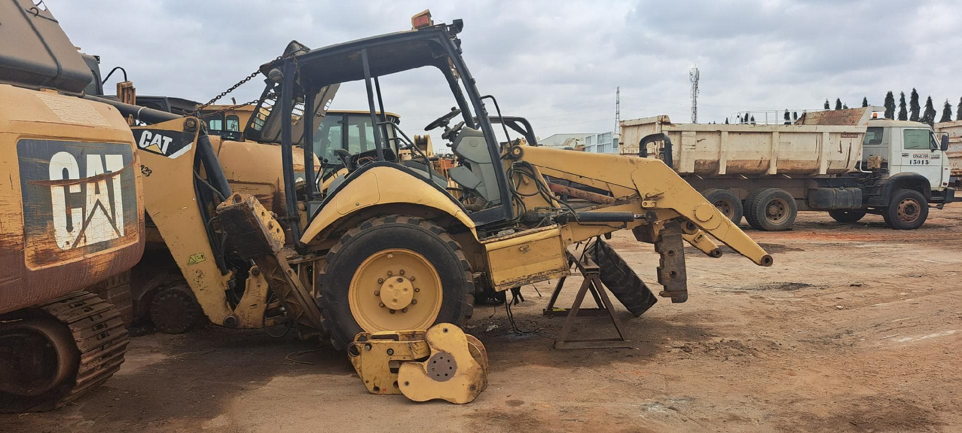 Retroescavadora CATERPILLAR 416E · Viana — imagem 2