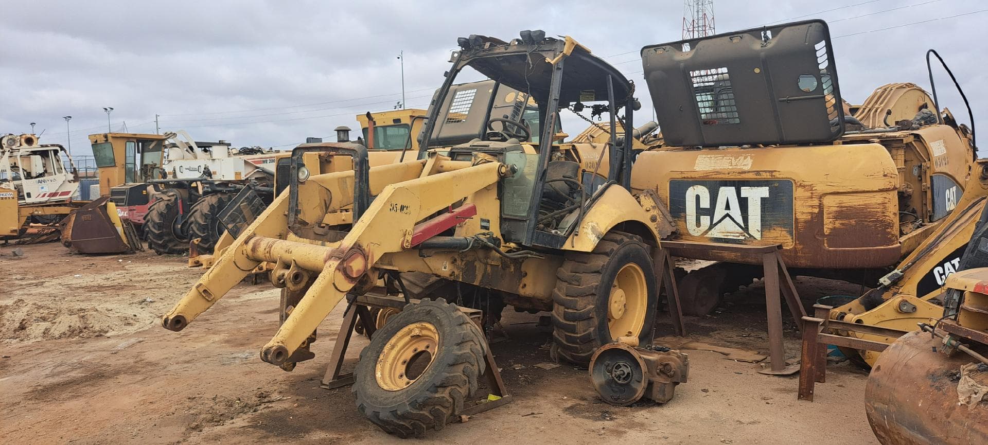 Retroescavadora CATERPILLAR 416E  · Viana