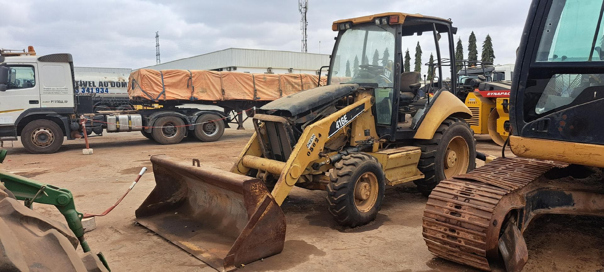 Retroescavadora CATERPILLAR 416E · Viana — imagen 1