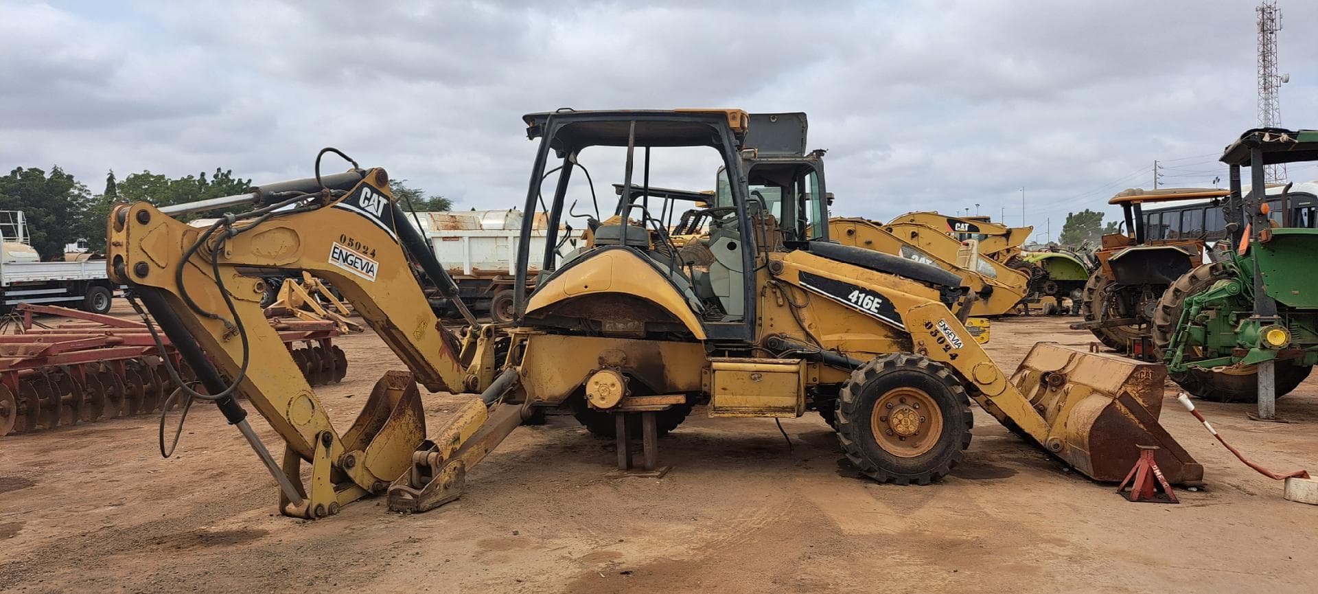 Retroescavadora CATERPILLAR 416E · Viana — imagen 3