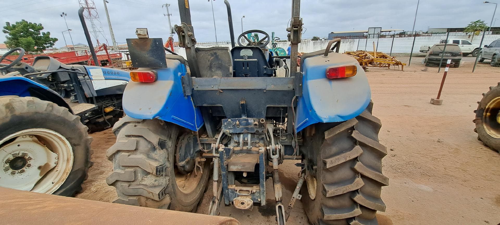 Trator agrícola NEW HOLLAND TD80 D · Viana — imagem 5
