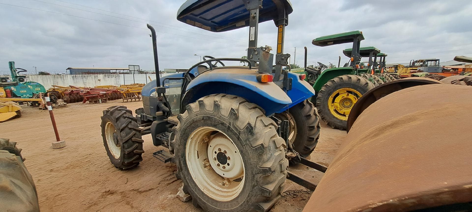 Trator agrícola NEW HOLLAND TD80 D · Viana — imagem 6