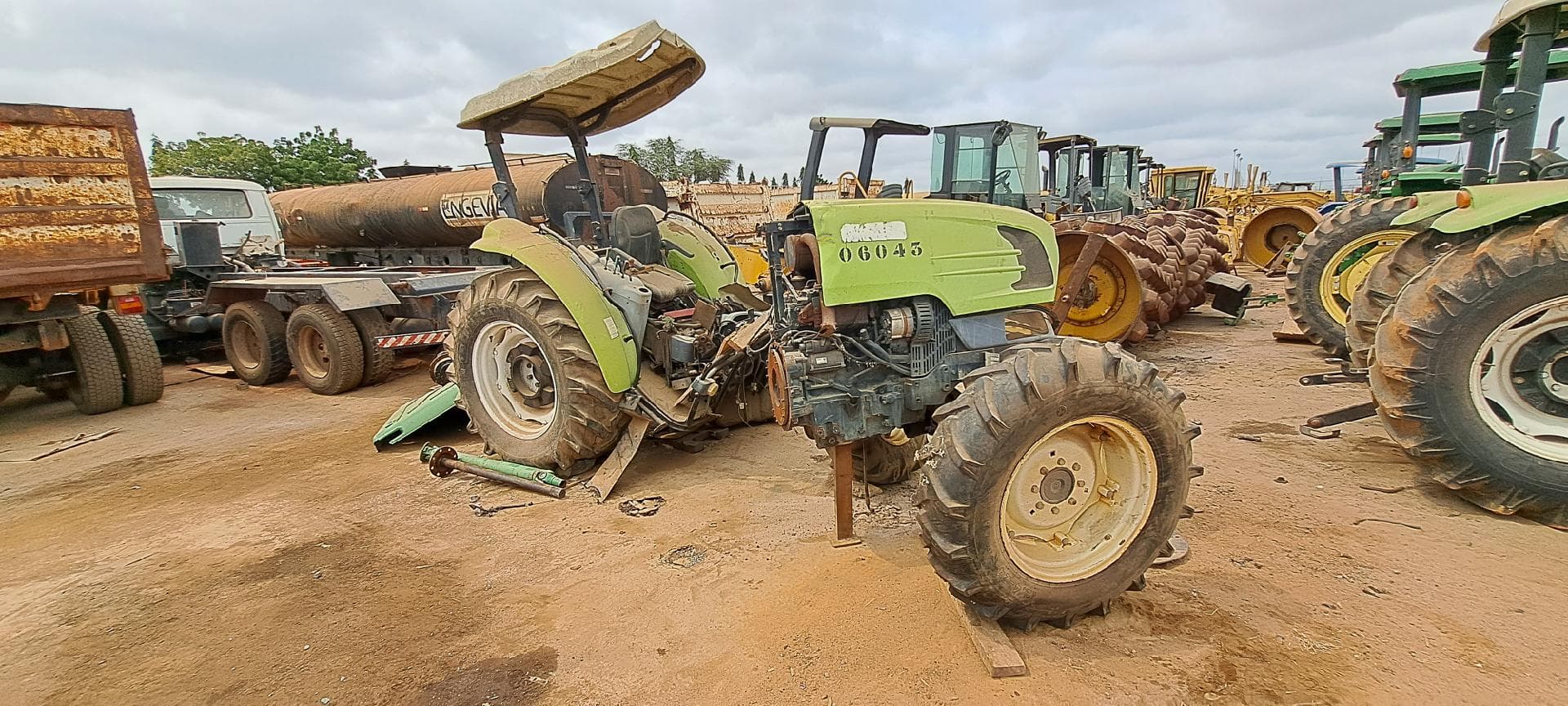 Trator agrícola CLAAS 230  · Viana — imagen 4