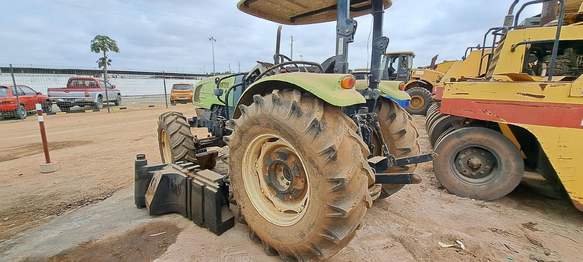 Trator agrícola CLAAS 230  · Viana — imagen 6