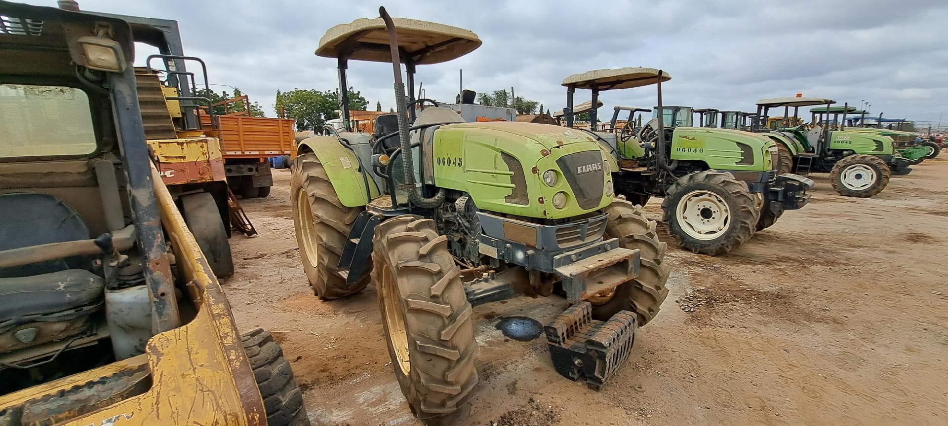 Trator agrícola CLAAS 230  · Viana — imagen 2