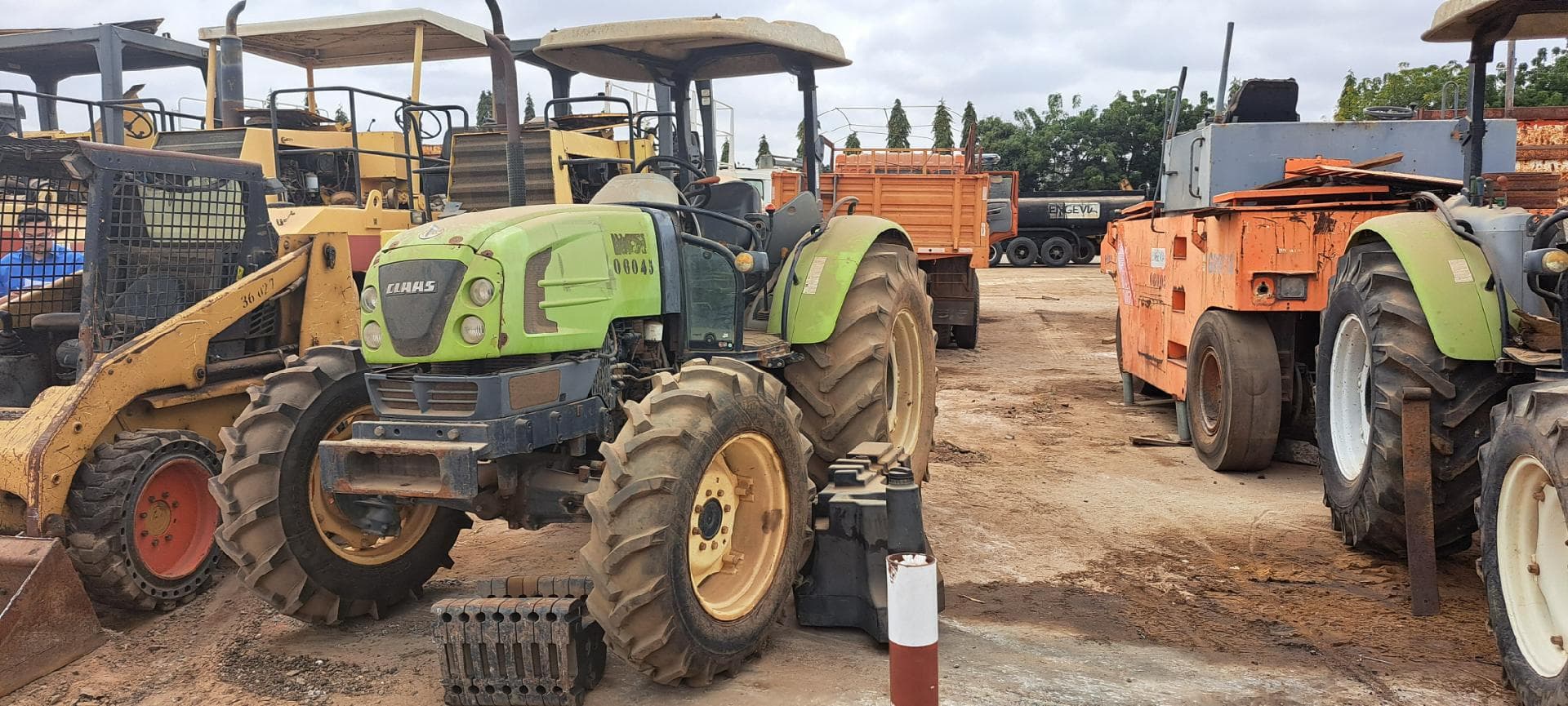 Trator agrícola CLAAS 230  · Viana — imagen 4