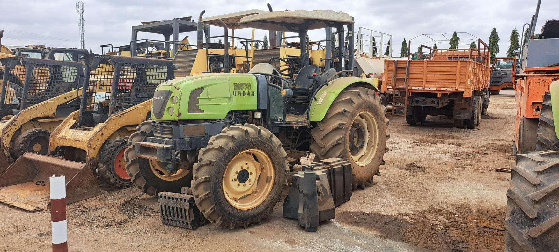 Trator agrícola CLAAS 230  · Viana