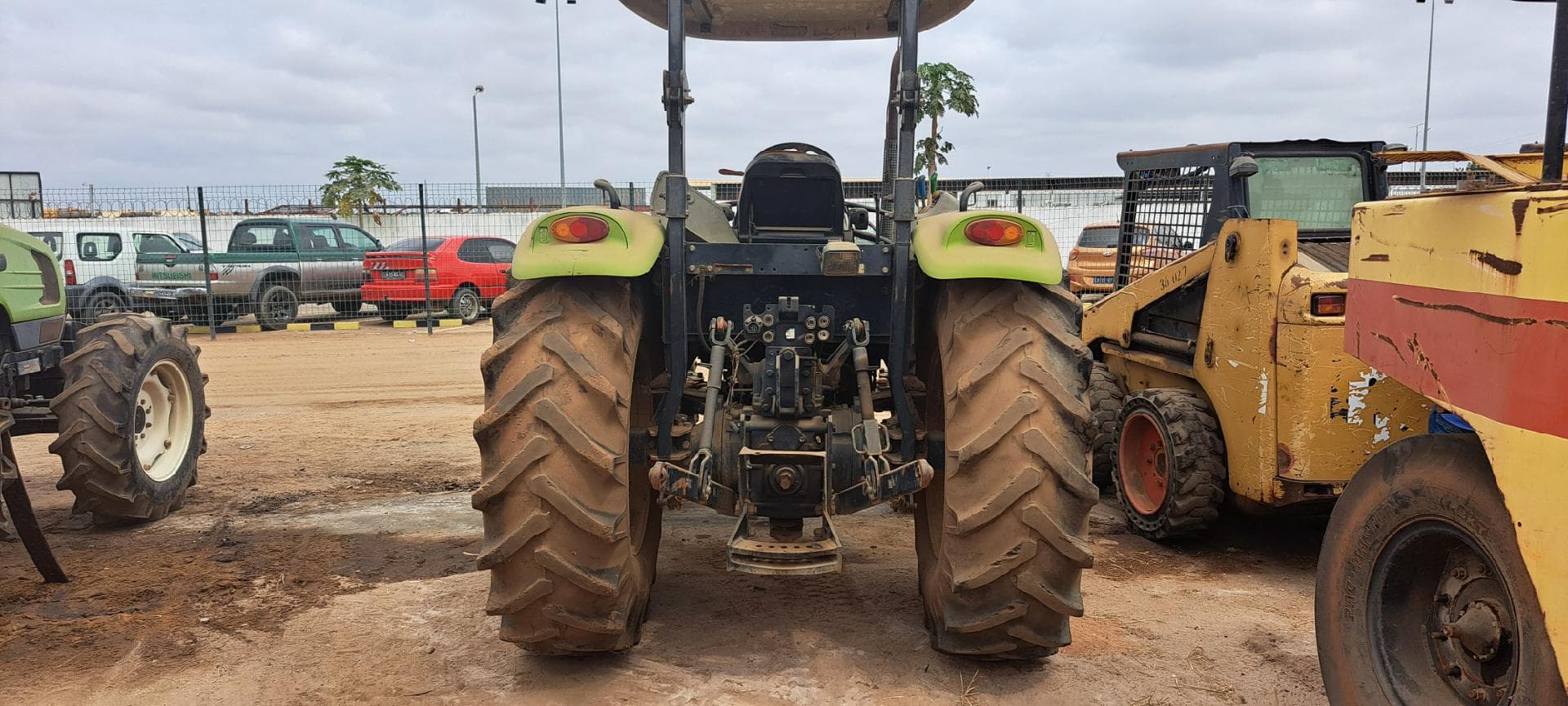 Trator agrícola CLAAS 230  · Viana — imagen 8