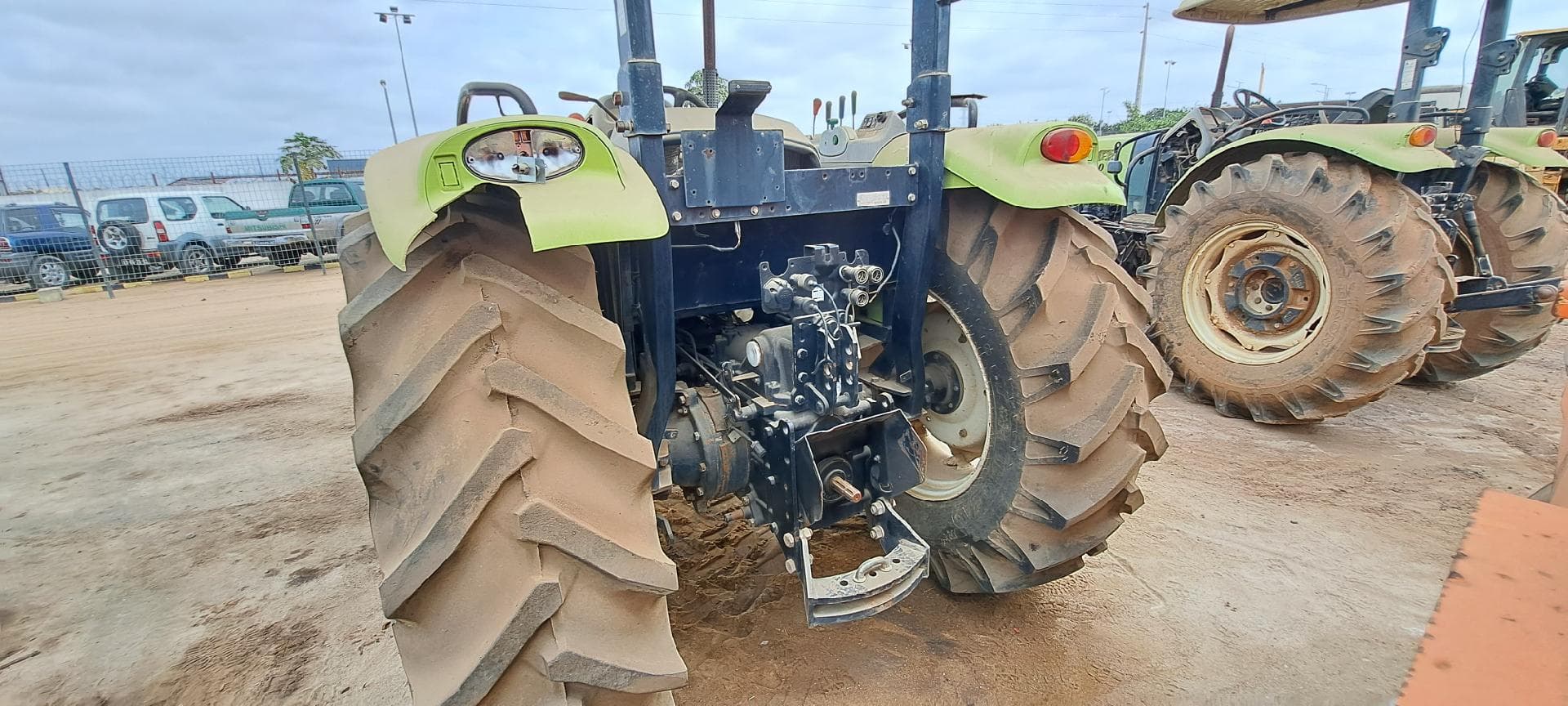 Trator agrícola CLAAS 230 · Viana — imagen 6