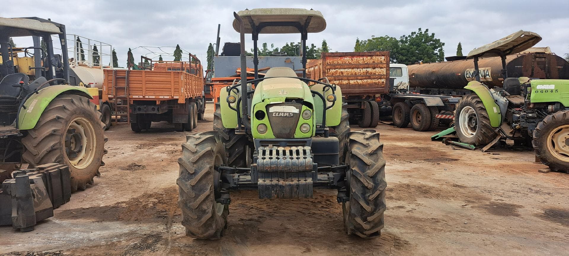 Trator agrícola CLAAS 230 · Viana — imagen 5