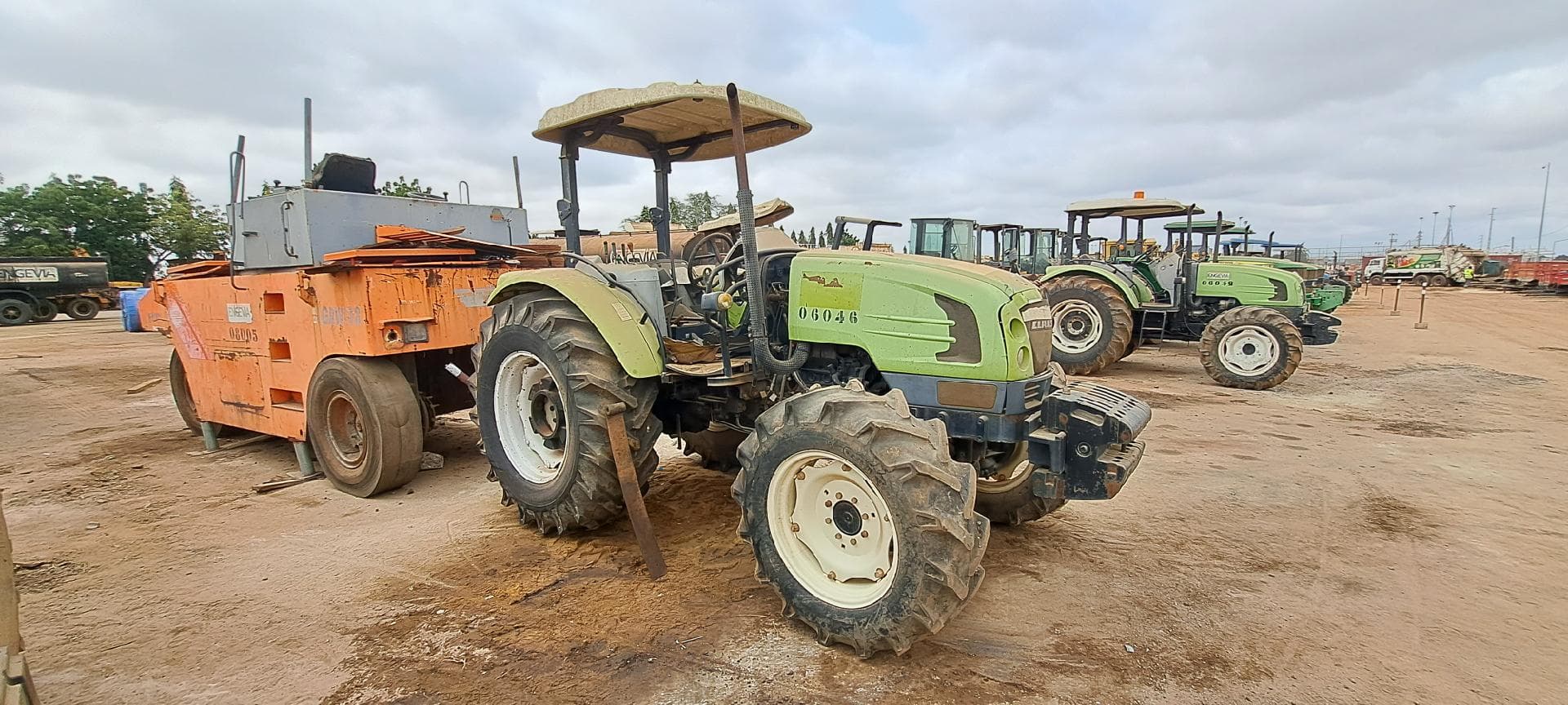 Trator agrícola CLAAS 230  · Viana