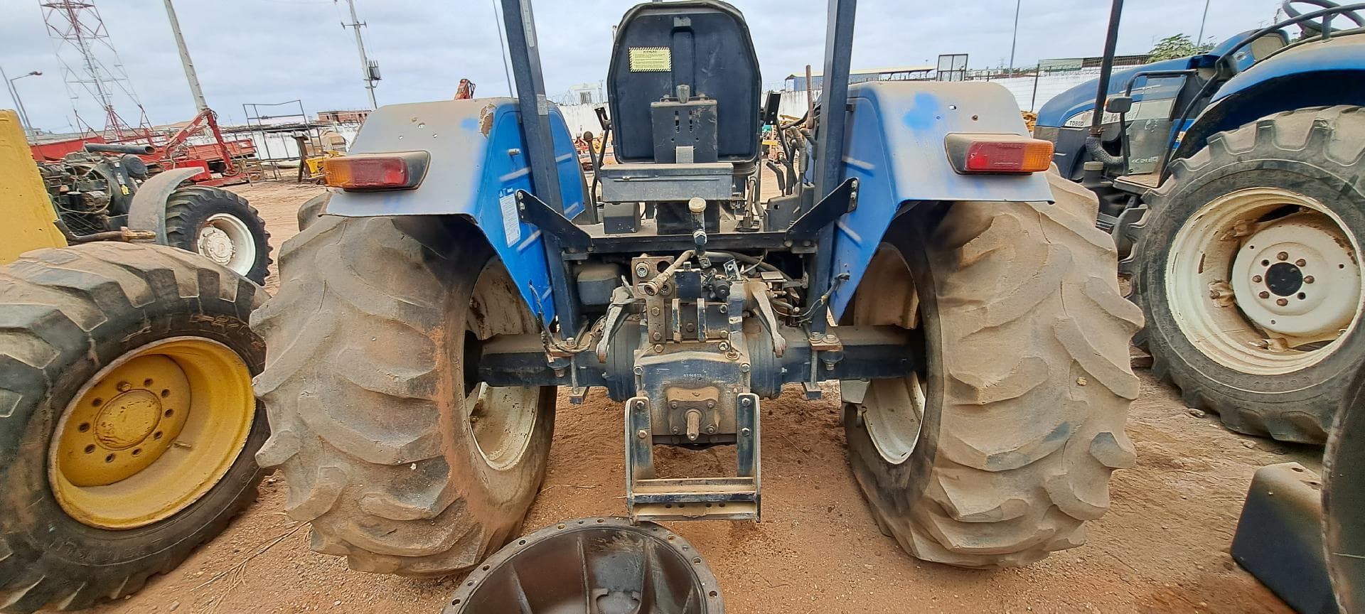 Trator agrícola NEW HOLLAND TL75E  · Viana — image 2