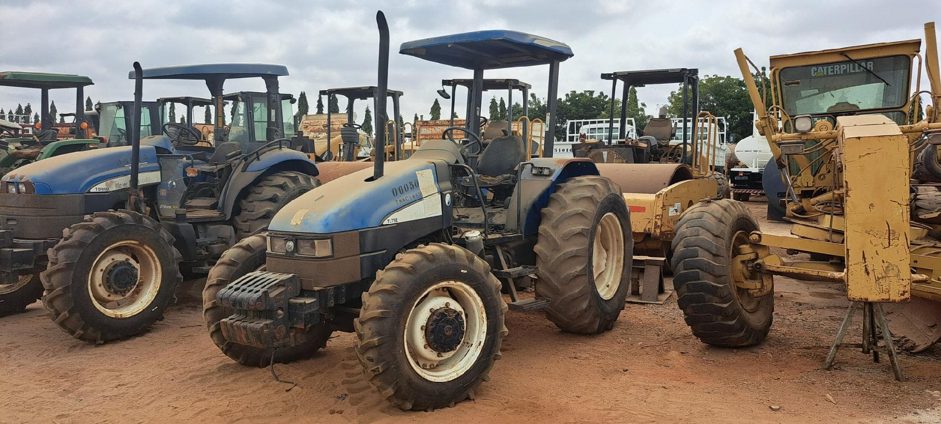 Trator agrícola NEW HOLLAND TL75E  · Viana