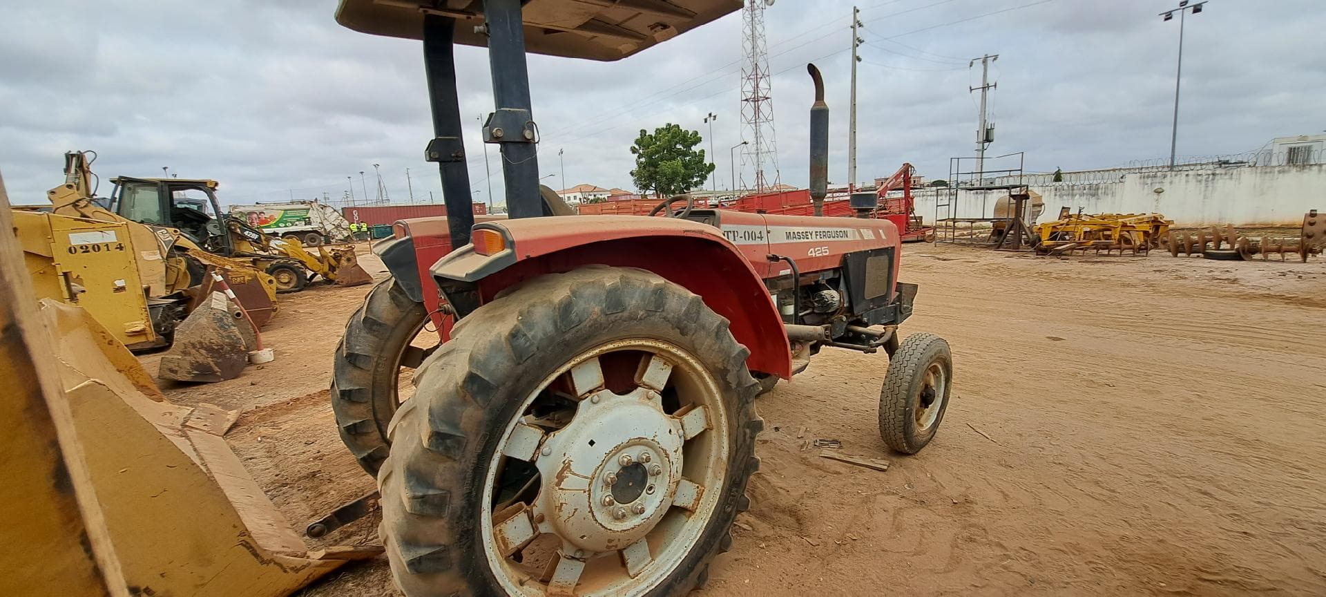 Trator agrícola MASSEY FERGUSON MF-425 · Viana — imagen 3