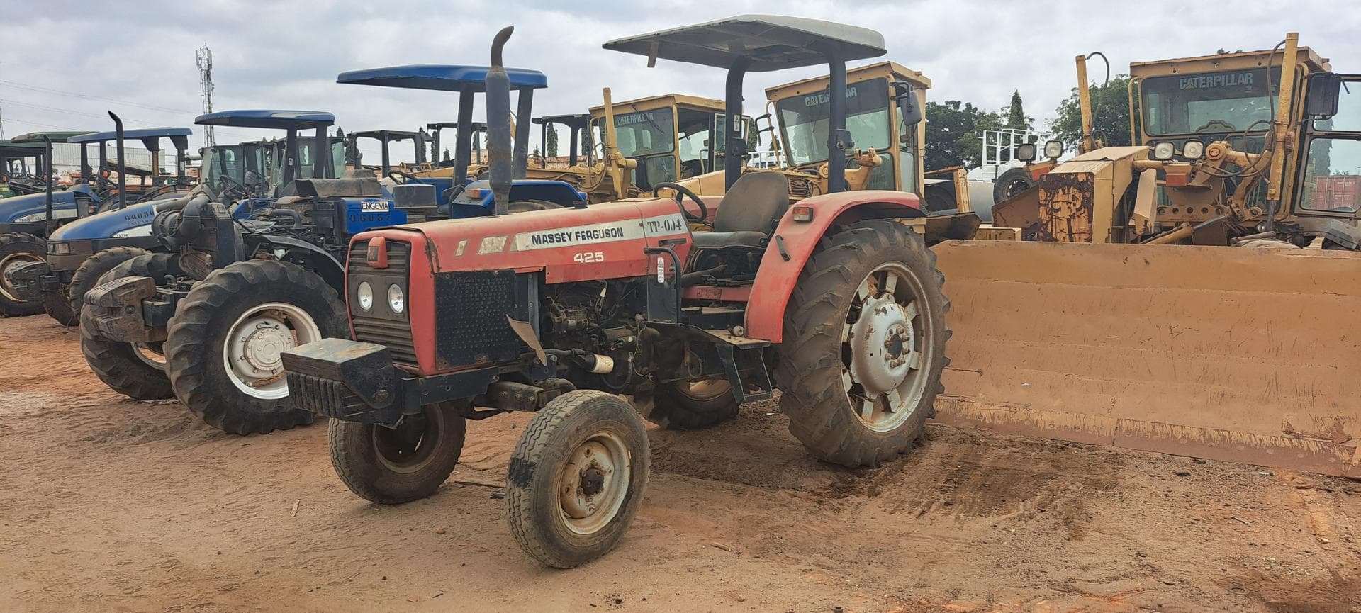 Trator agrícola MASSEY FERGUSON MF-425  · Viana