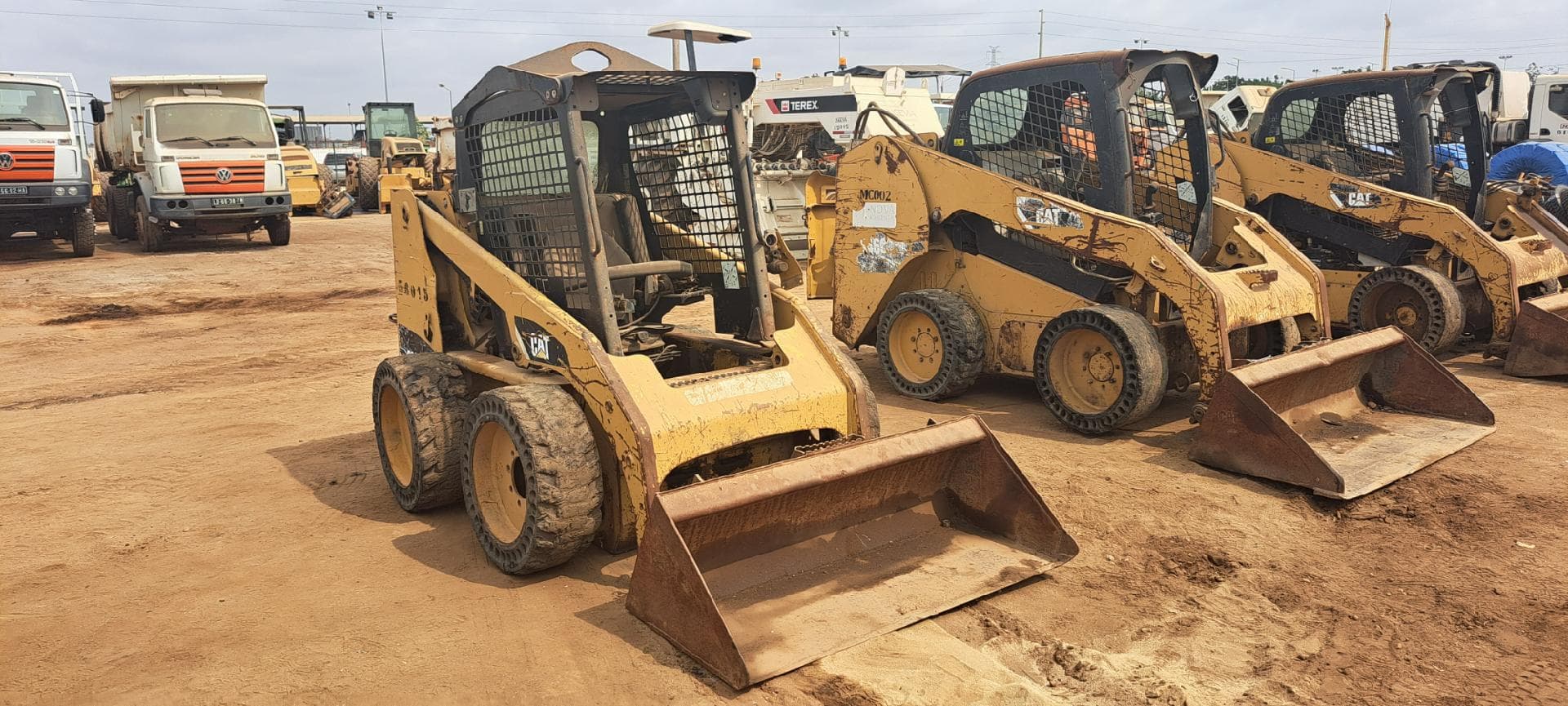 Mini pá CATERPILLAR 226B · Viana — imagen 3