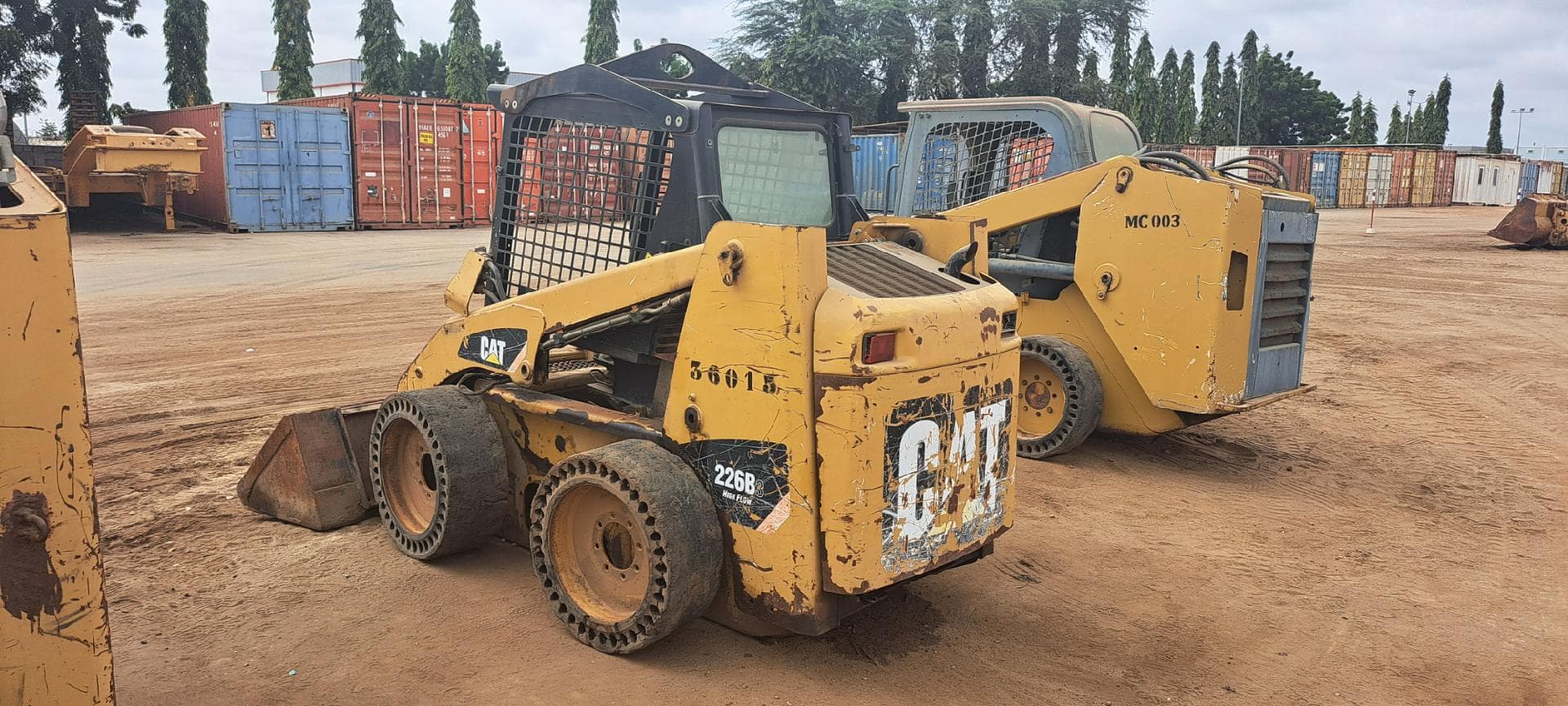 Mini pá CATERPILLAR 226B · Viana — imagen 4