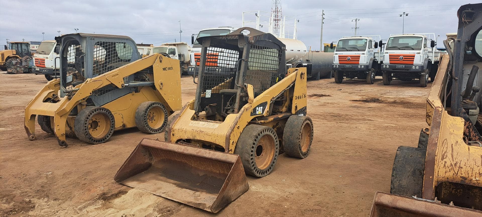 Mini pá CATERPILLAR 226B · Viana