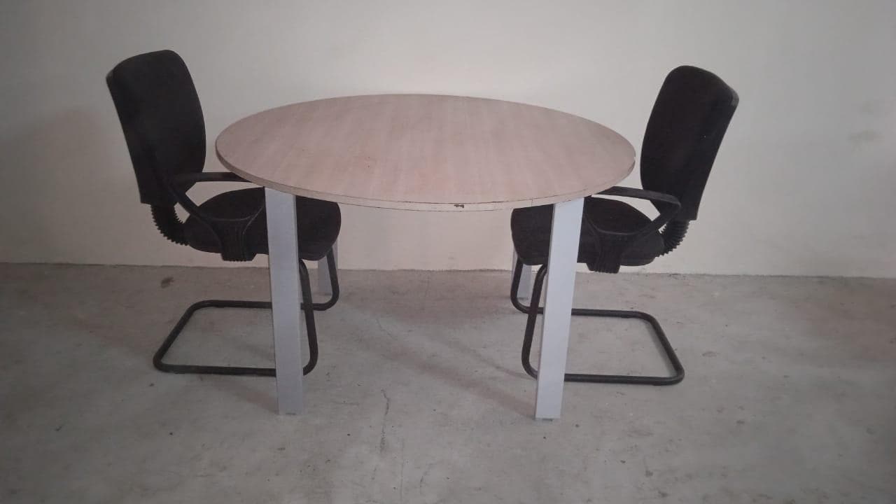 Mobilier de bureau · — image 1