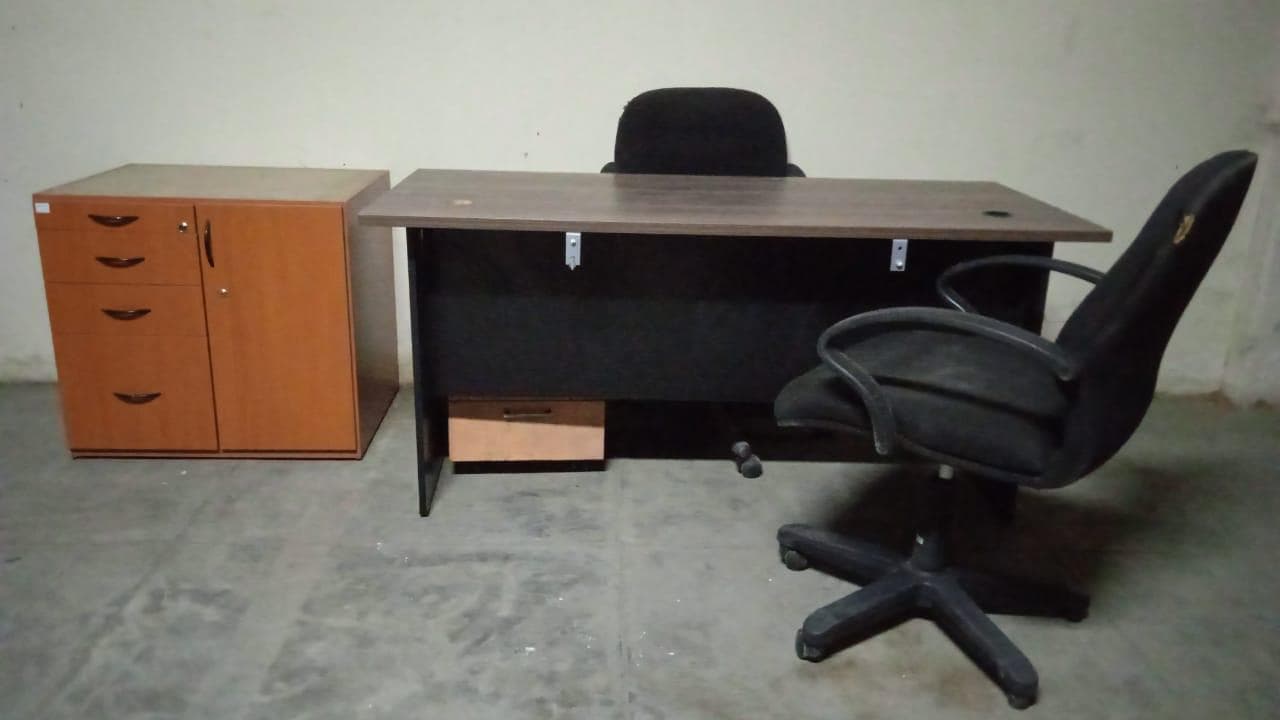Mobilier de bureau · — image 1