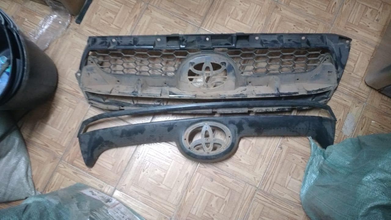 Grelhas de frente de Toyota hilux  ·