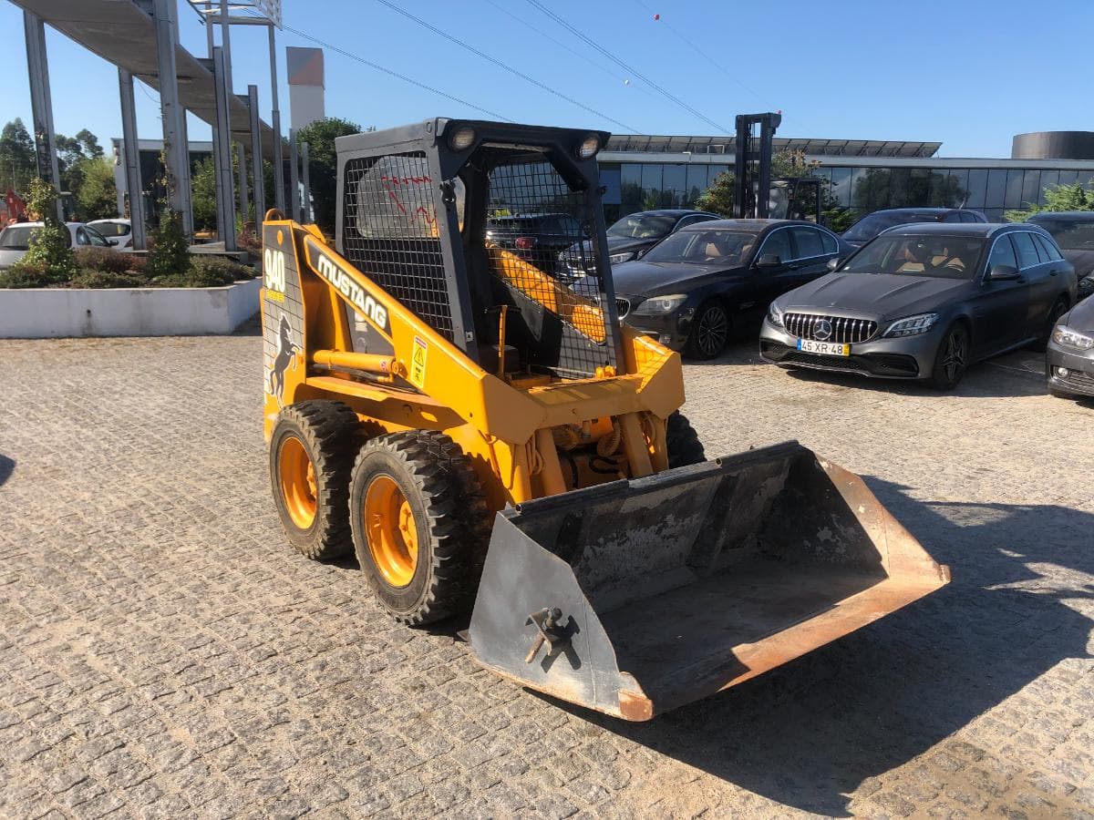 Mini Pá Carregadora Mustang 940 — imagem 1