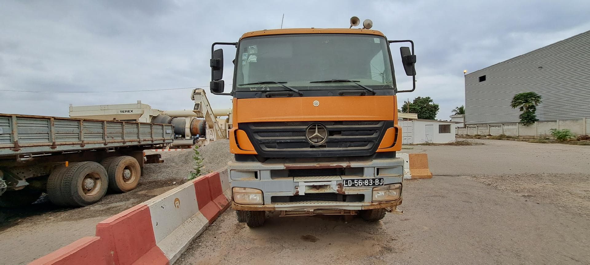 Camião basculante MERCEDES BENZ — imagen 3