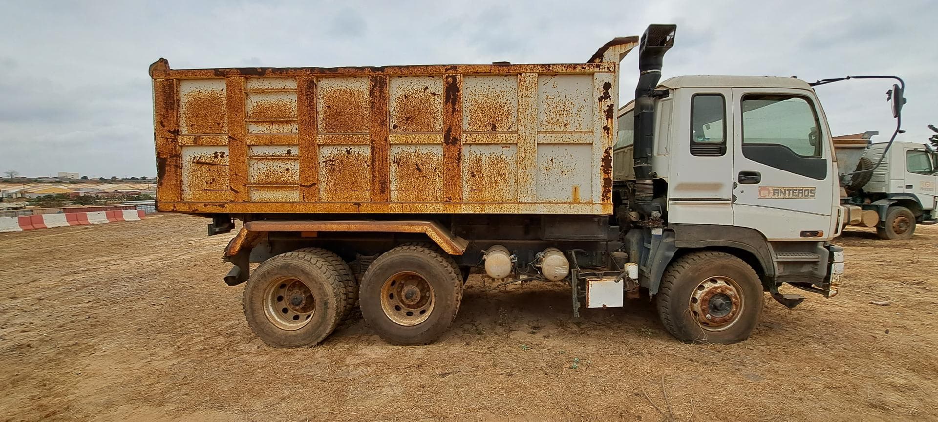 Camião basculante ISUZU · Belas — imagem 8