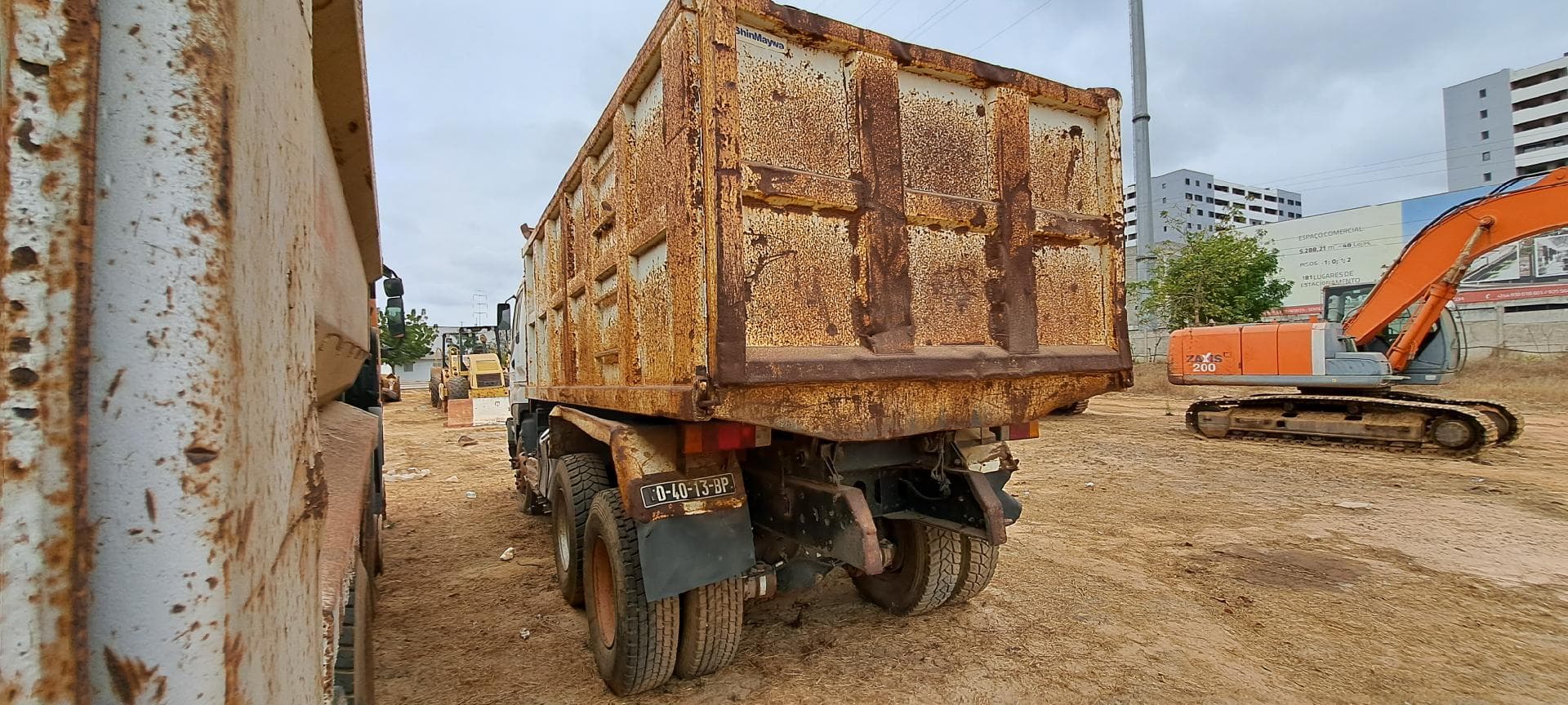 Camião basculante ISUZU · Belas — imagem 6