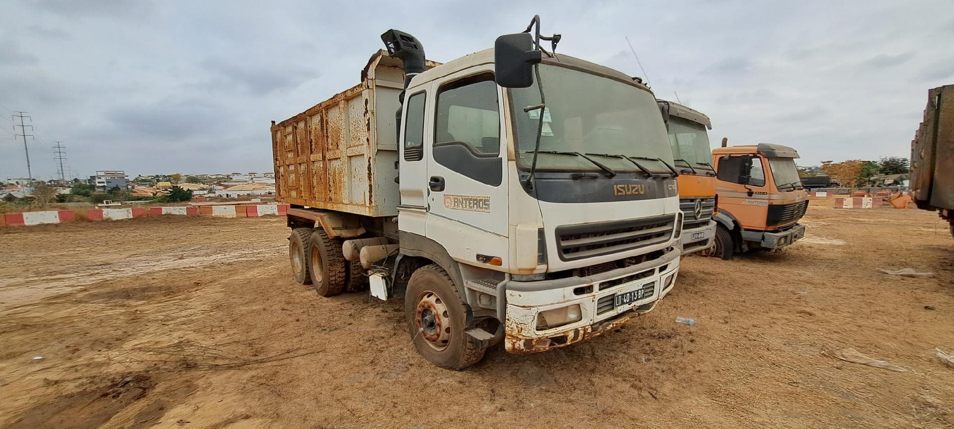 Camião basculante ISUZU · Belas — imagem 7