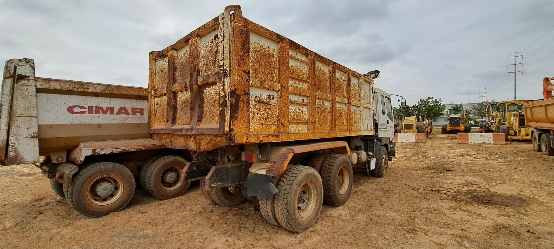 Camião basculante ISUZU · Belas — imagem 9