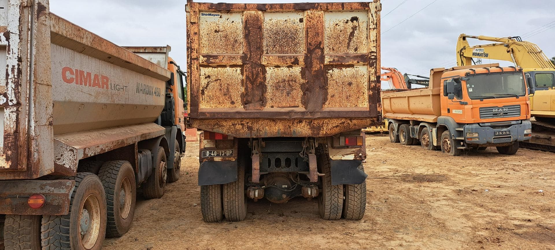 Camião basculante ISUZU · Belas — imagem 10