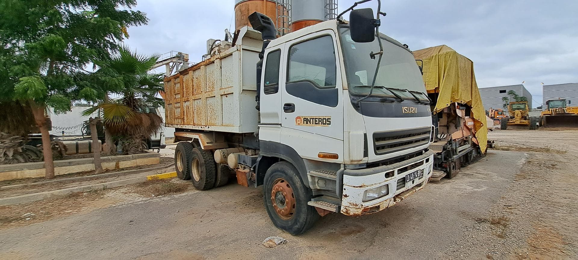 Camião basculante ISUZU — imagen 4