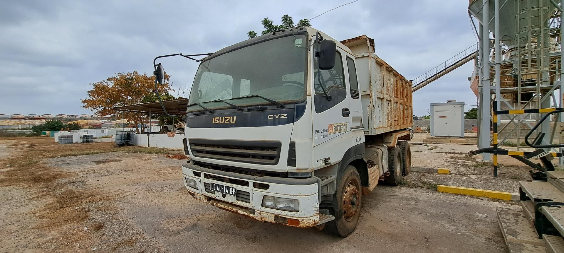 Camião basculante ISUZU — imagen 8