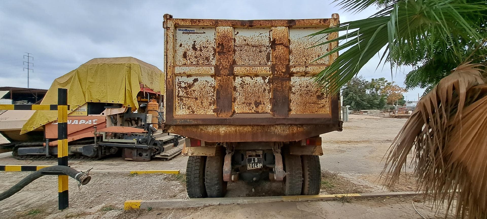 Camião basculante ISUZU — imagen 9