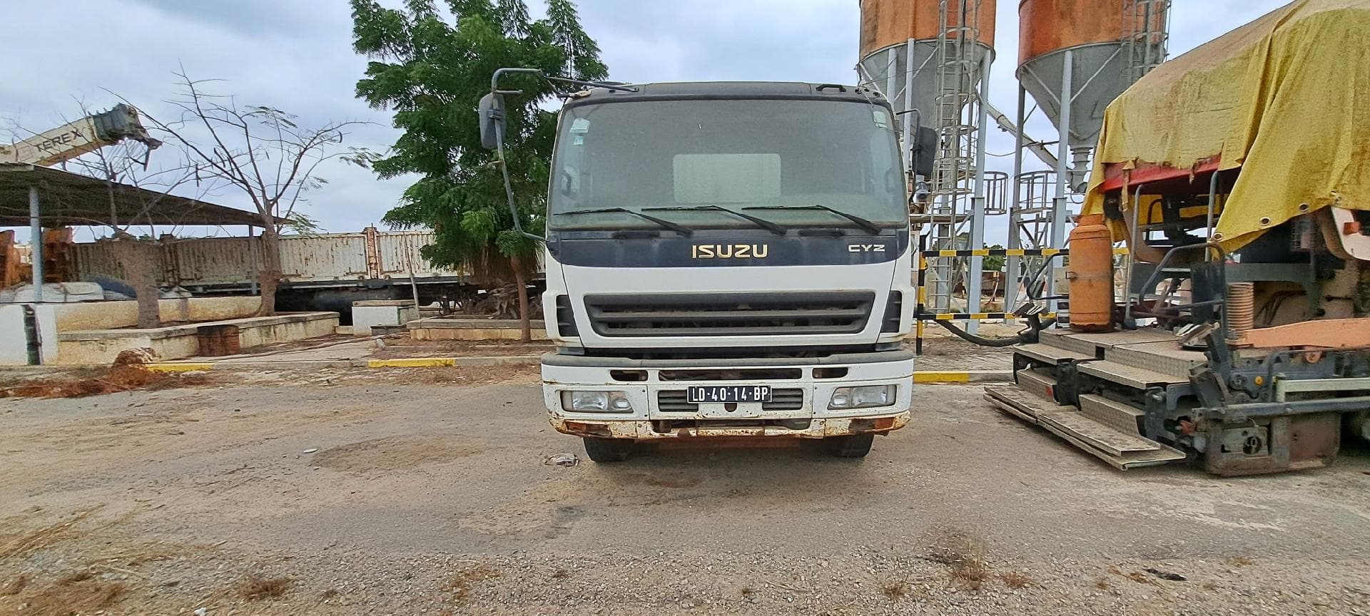 Camião basculante ISUZU — imagen 7