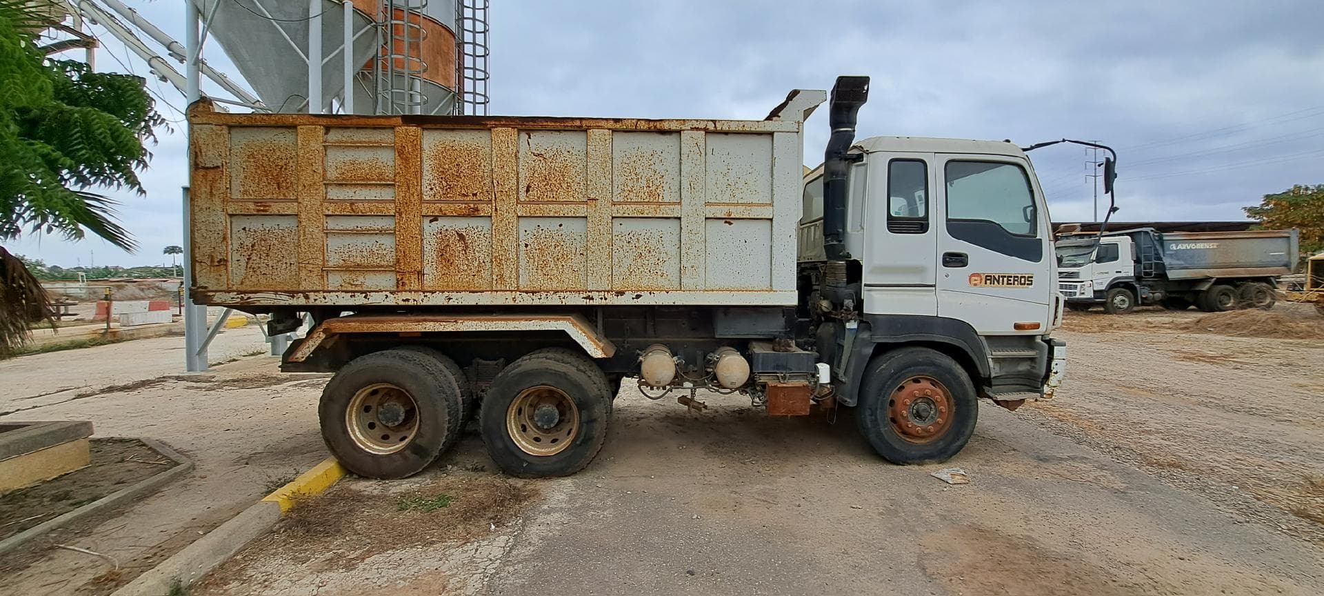 Camião basculante ISUZU — imagen 5
