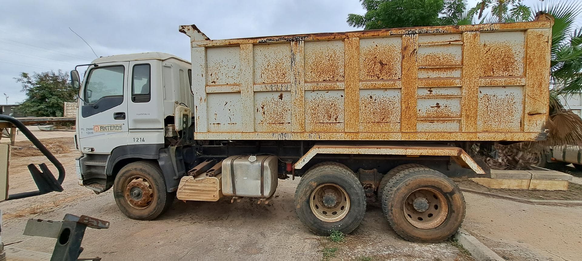 Camião basculante ISUZU — imagen 6