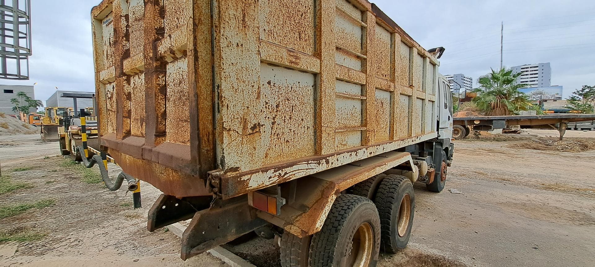 Camião basculante ISUZU — imagen 10