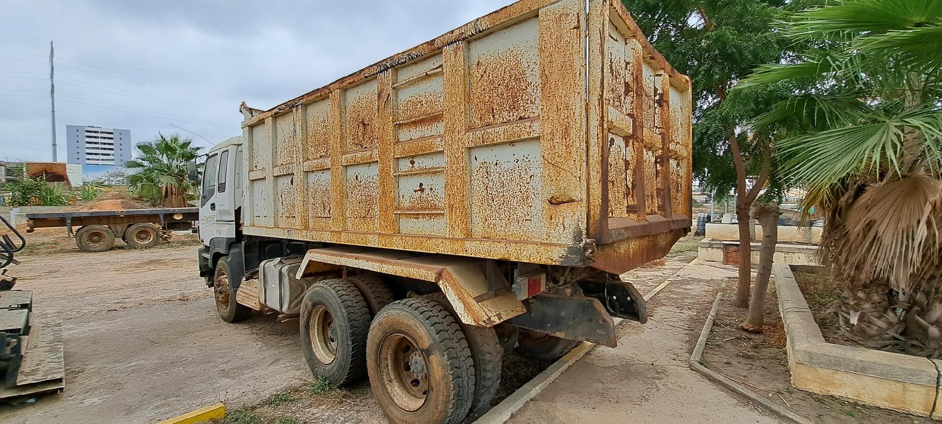 Camião basculante ISUZU — imagen 11