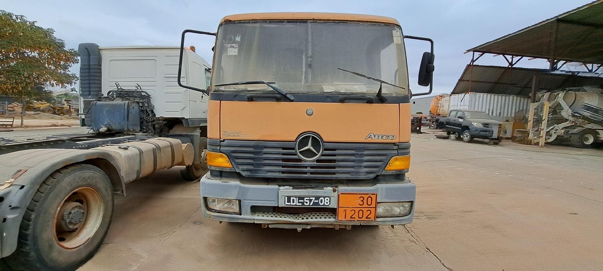 Camión cisterna cisterna MERCEDES BENZ 1823 — imagen 3