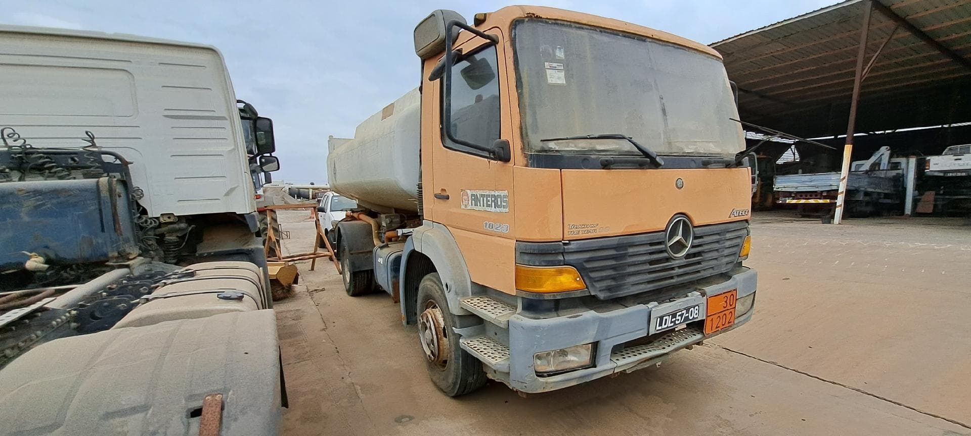 Camión cisterna cisterna MERCEDES BENZ 1823 — imagen 5